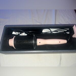 this is an amazing “Perfecteroval” a heated hair styler.